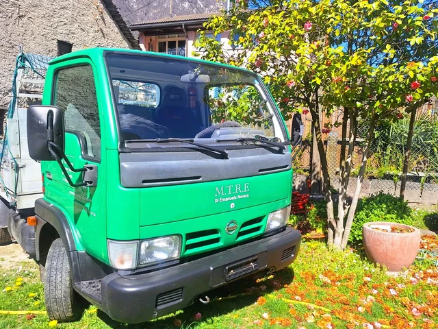 Professionista giardiniere al lavoro a Biasca